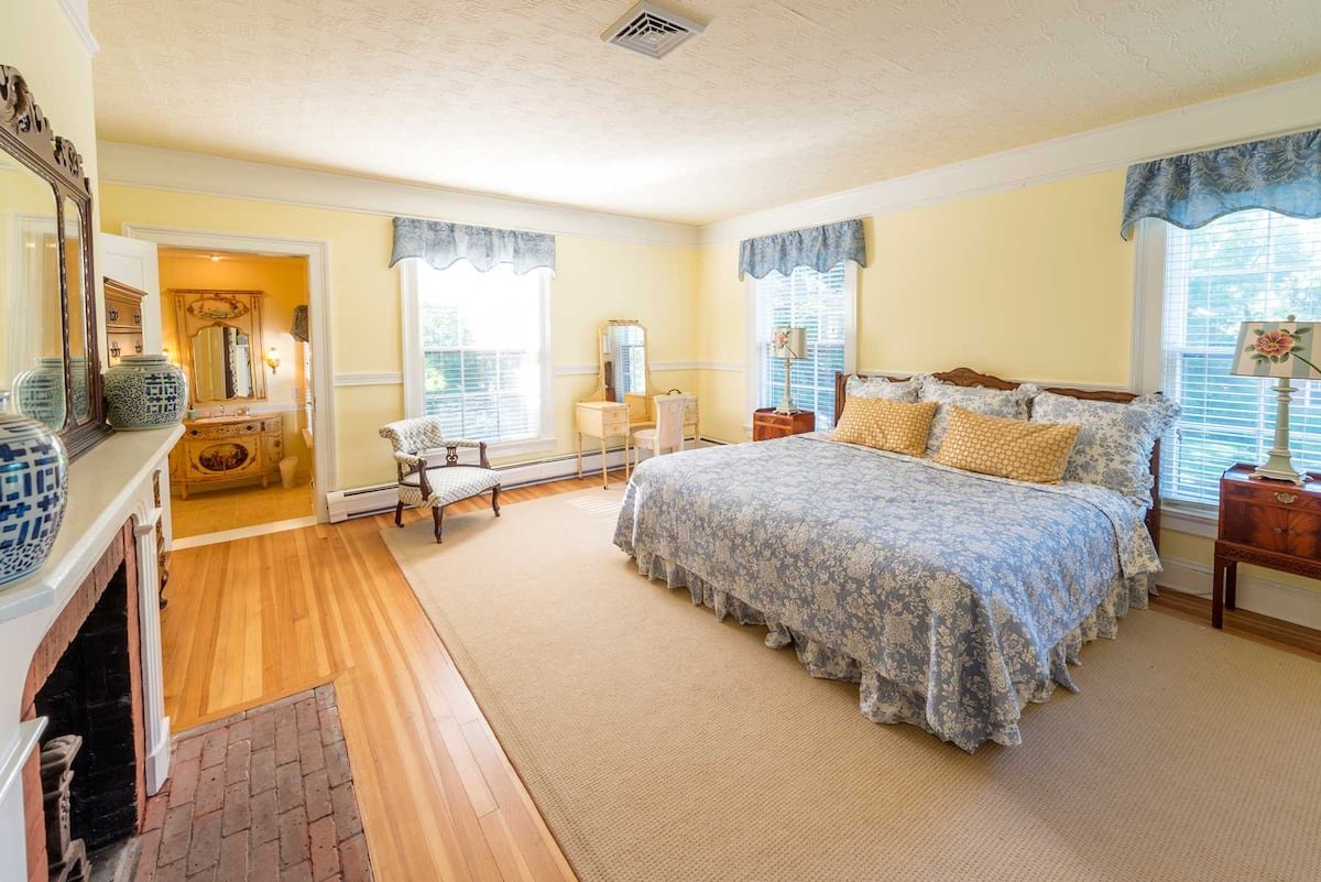 KingBedroom-1.jpeg