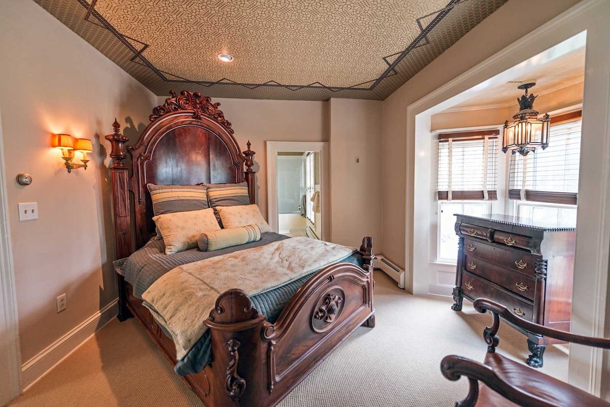 QueenBedroom-1.jpeg