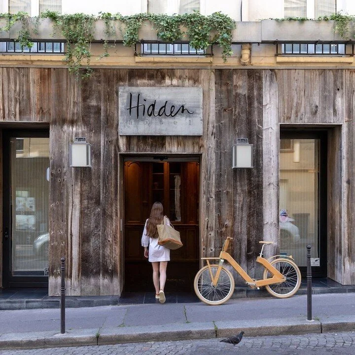 In downtown Paris, Hidden Hotel is distinguished by the large, solid wood door that greets guests on arrival. This entrance sets the tone for sustainability, with the hotel bringing together a clever mix of pure and natural materials, including stone