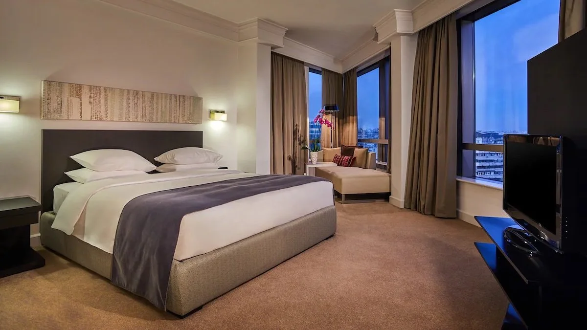 Hyatt-Regency-Belgrade-P393-Regency-Suite-Bedroom.16x9.jpeg