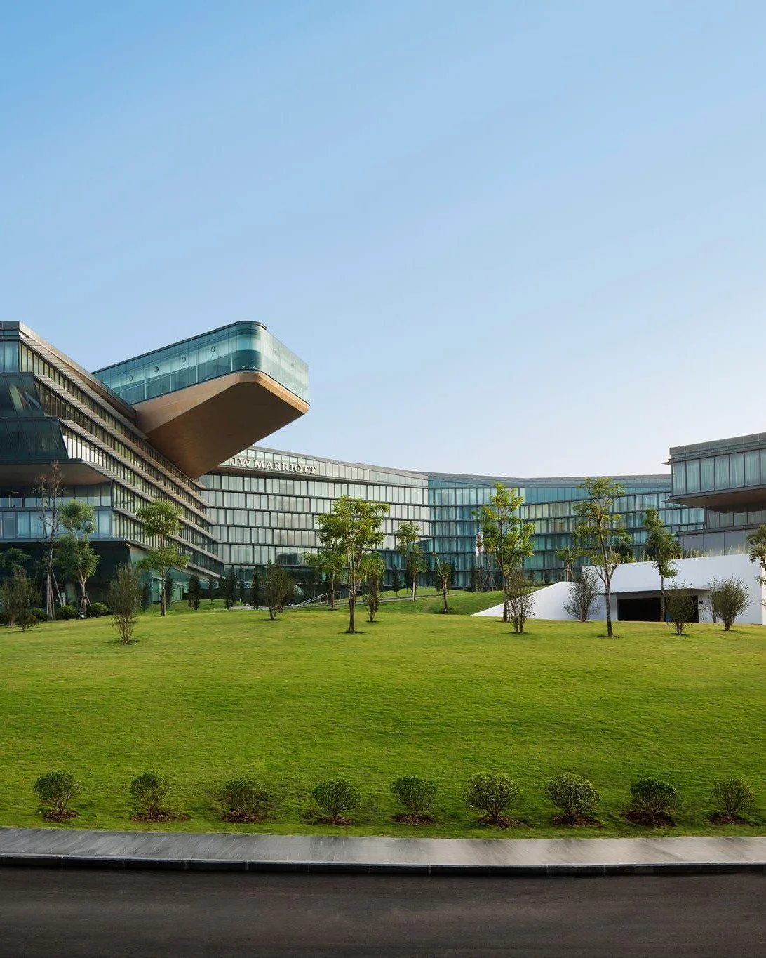 Located in Hanoi's new Central Business District and adjacent to the Vietnam National Convention Center, JW Marriott Hotel Hanoi has earned its inaugural Green Globe certification, validating the hotel&rsquo;s exemplary commitment to sustainability a