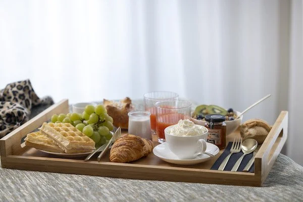 hotel-toujours-petit-dejeuner-chambre-001.jpg
