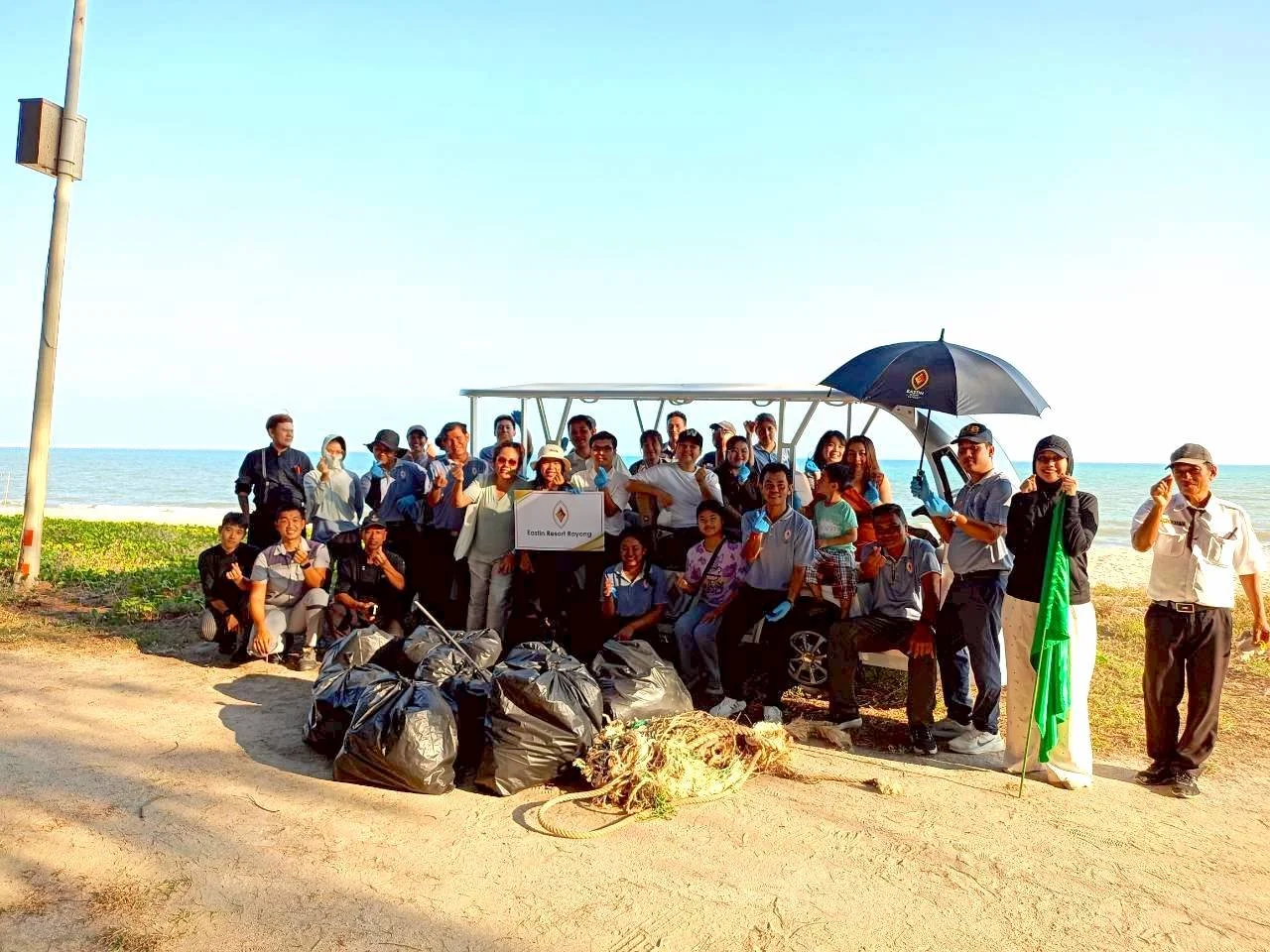 LINE_ALBUM_Eastin Resort Rayong จัดกิจกรรมเก็บขยะหน้าชายหาด_26080.jpg