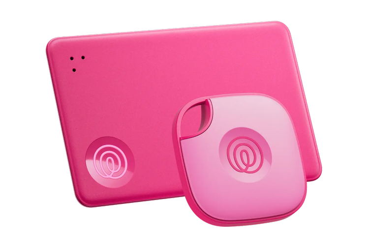Life360 Tile Trackers help travellers monitor their luggage and belongings in real time. These devices use cellular, Bluetooth, or satellite networks to show precise locations and alert users to unexpected movement or separation. Beyond lost baggage,