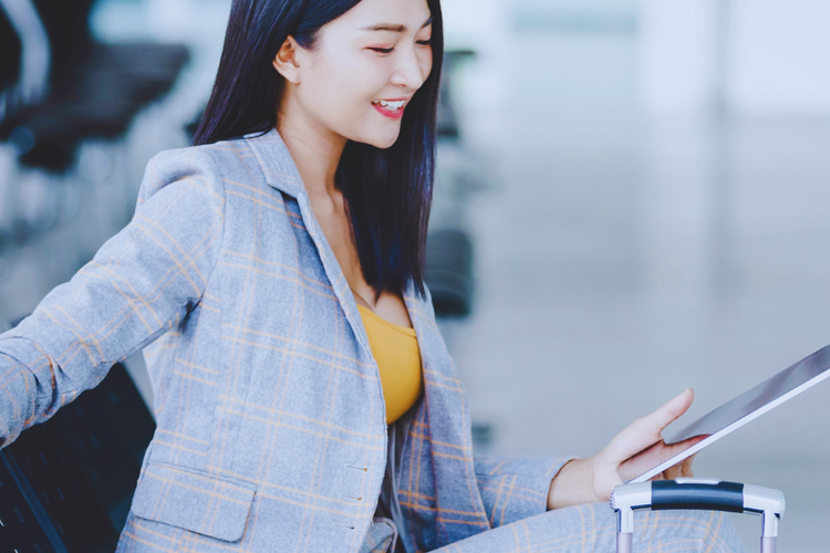 The concept of bleisure travel—blending business with leisure—is becoming a major trend in corporate travel. Employees are increasingly interested in adding personal downtime to their business trips, and companies are recognizing the benefits of this