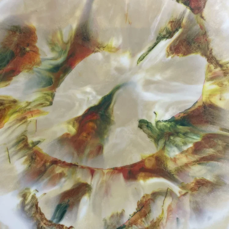 In collaboration with DLS Studio, WOULD YOU LOVE developed their own recycling process for Tyvek used for packaging and protective apparel. This new material has a pattern that can replace marble. The pattern on the Plastic Marble board is created by