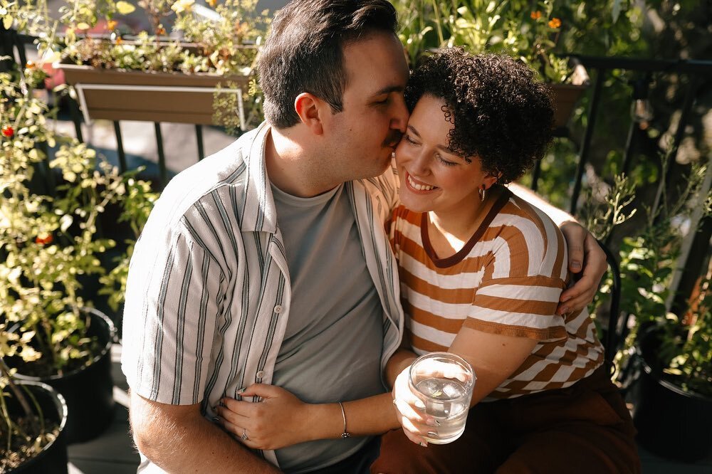 New engagement session on the blog! ☀️ 🍃 

Em (she/her) and Bryce (he/him) met each other at Northeastern University and have been attached at the hip for six years now. Bryce popped the question during a recent trip to London this year. While they&