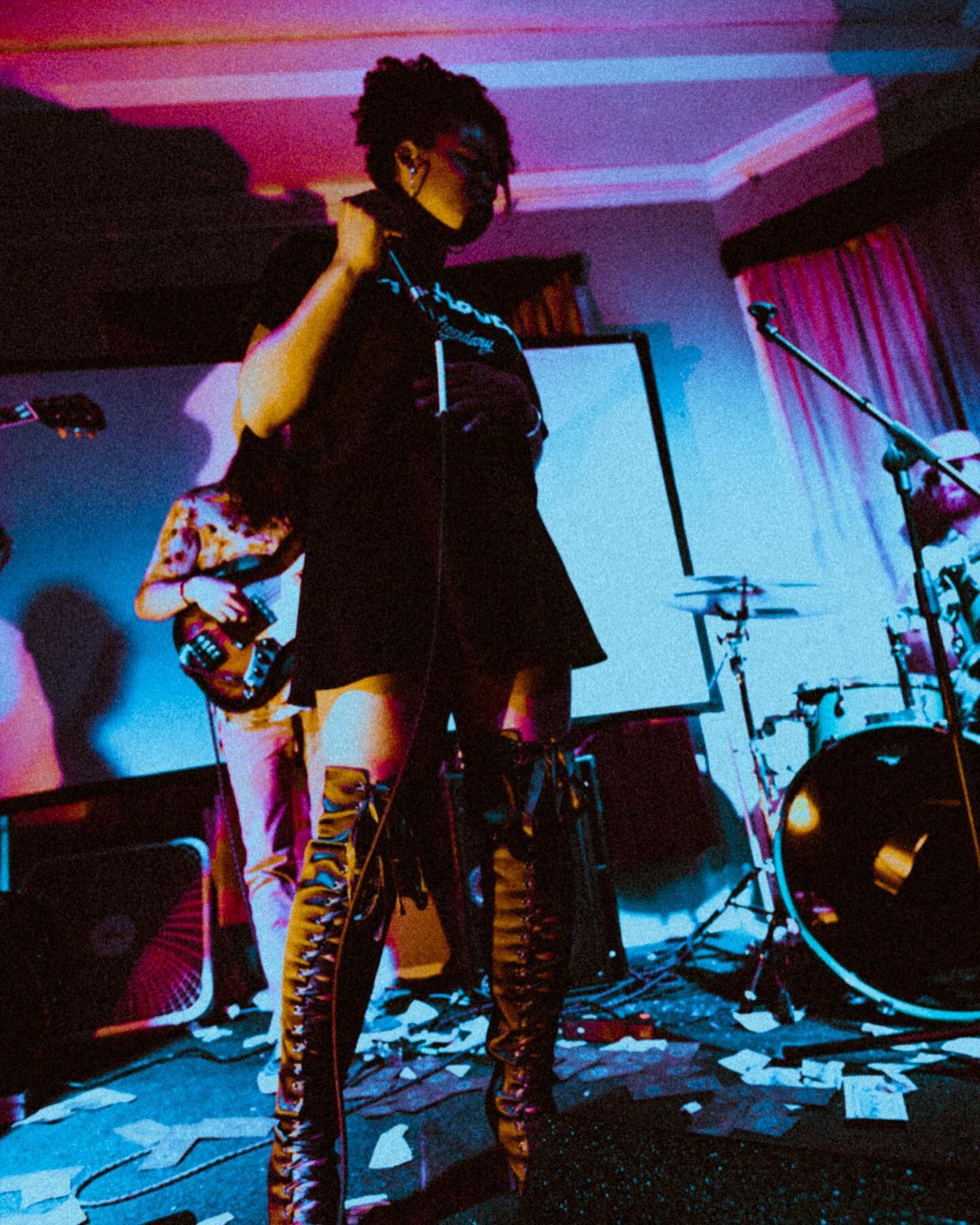 Me and my boots the greatest time at A24 Music Fest this past Sunday! Thank you to everyone that came, sang and danced with me!!
💙💜💚
.
.
📸: @ropegroth