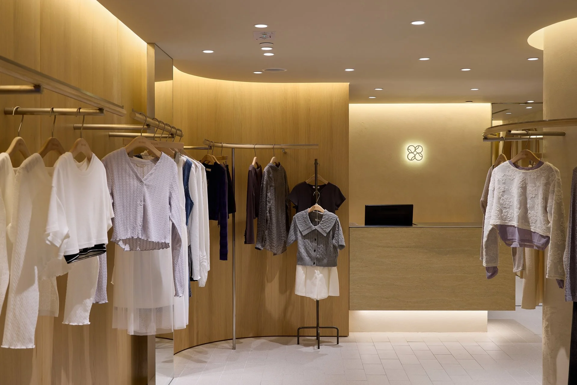 intique-Metroplaza-interior- 01.jpg