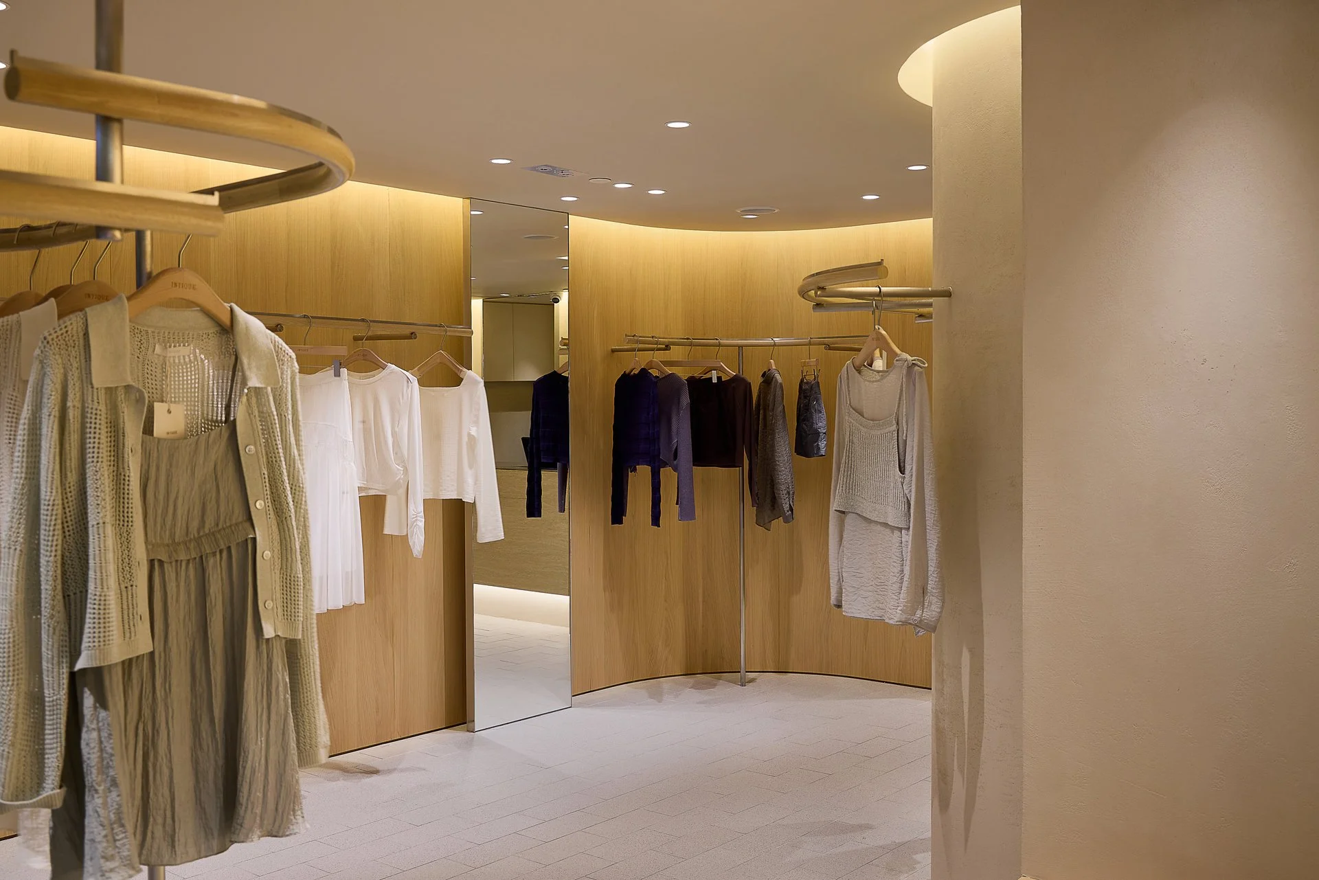 intique-Metroplaza-interior- 02.jpg