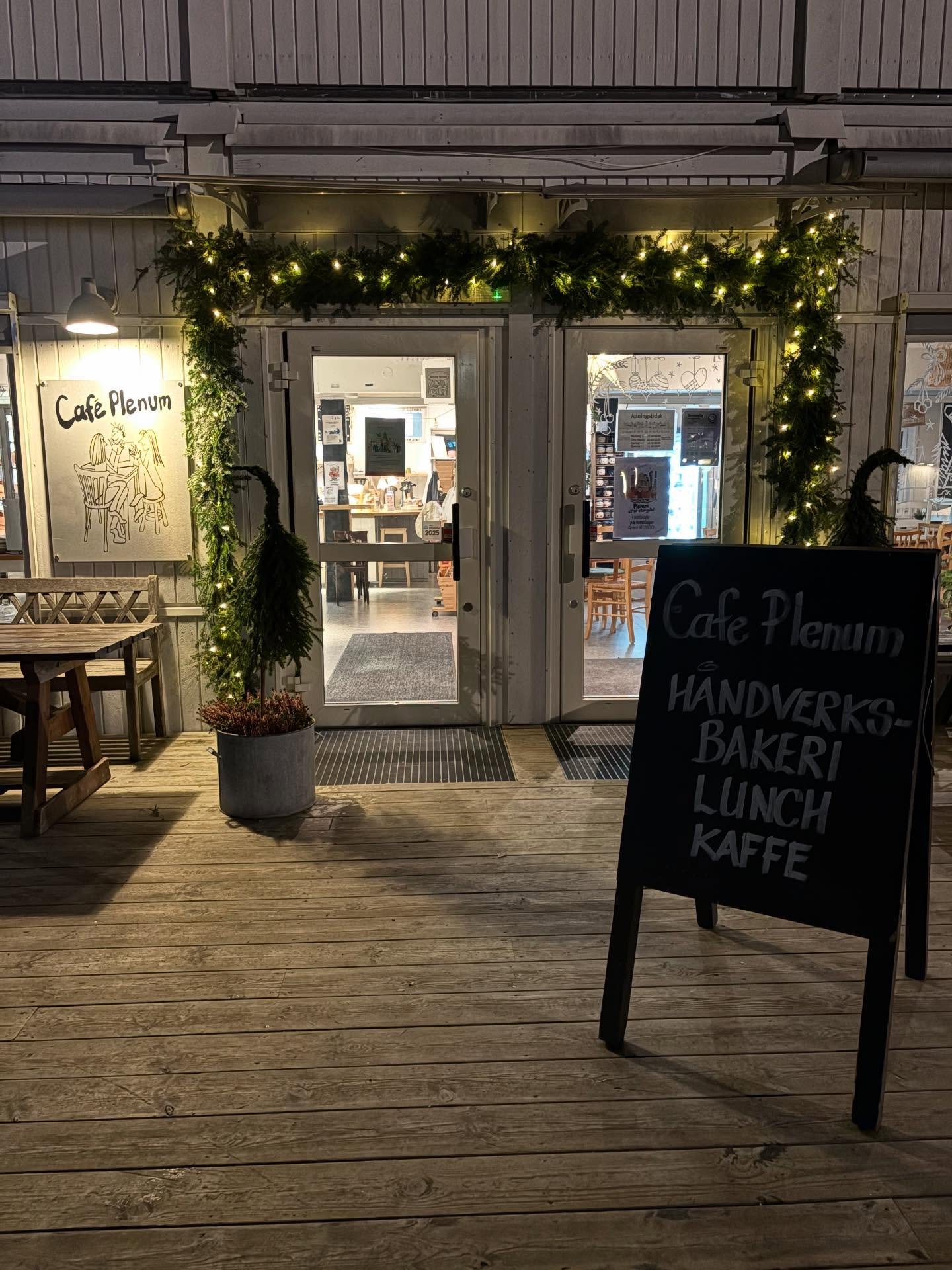 Julestemning hos Plenum!  N&aring; er vi i full gang med julemenyen; sildetallerken, ribbesm&oslash;rbr&oslash;d og gravlaksblings! ❤️ i tillegg har vi julekaker, pepperkaker og andre sm&aring;kaker, lussekatter og gaveideer! Kanskje det blir du som 