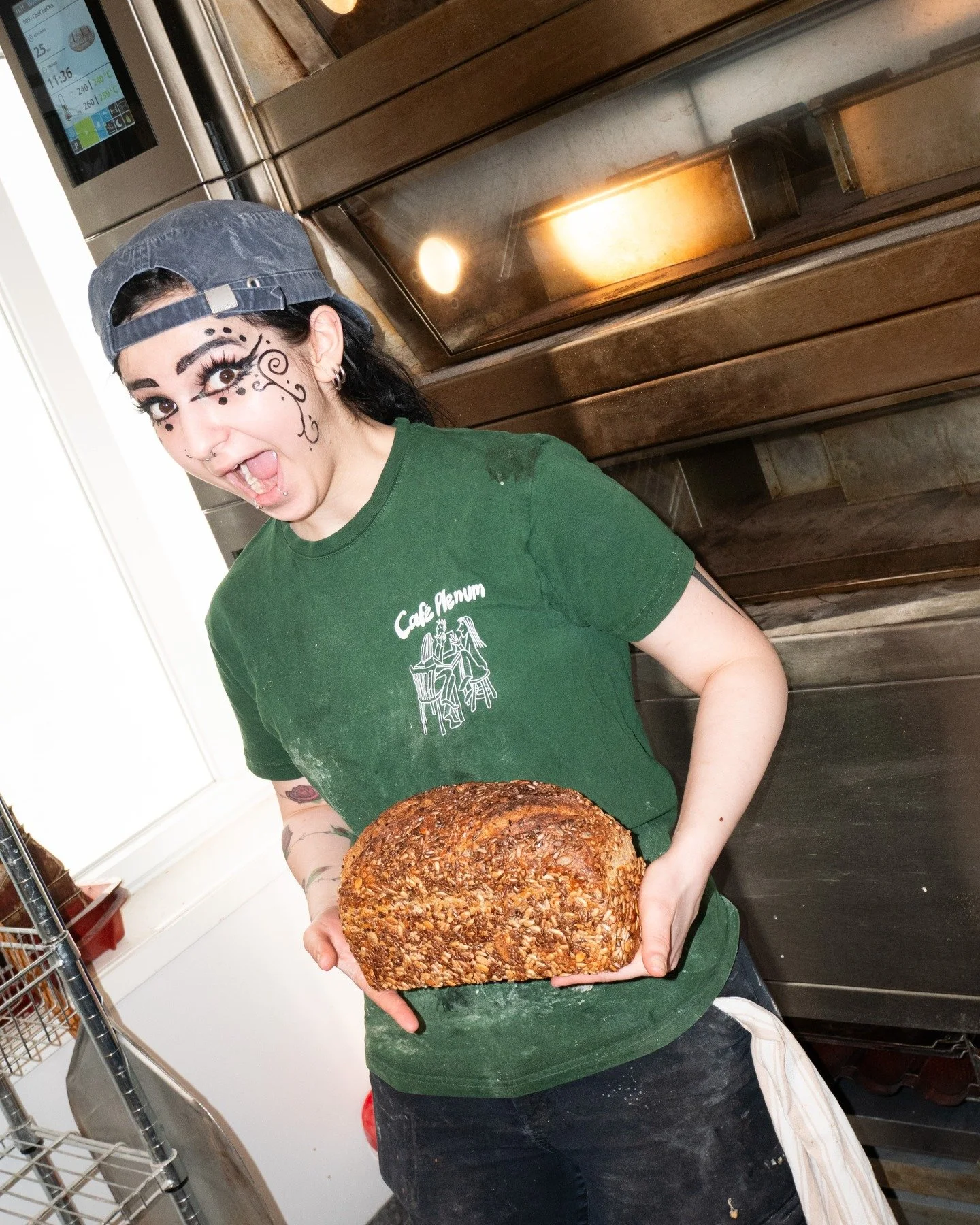 Vi er stolte av &aring; bake br&oslash;d 7 dager i uka til lokale frokostbord og matpakker! Fremover poster vi litt om de forskjellige br&oslash;dene vi lager samt en liten introduksjon til noen av v&aring;re ansatte i samme slengen - for vi er like 