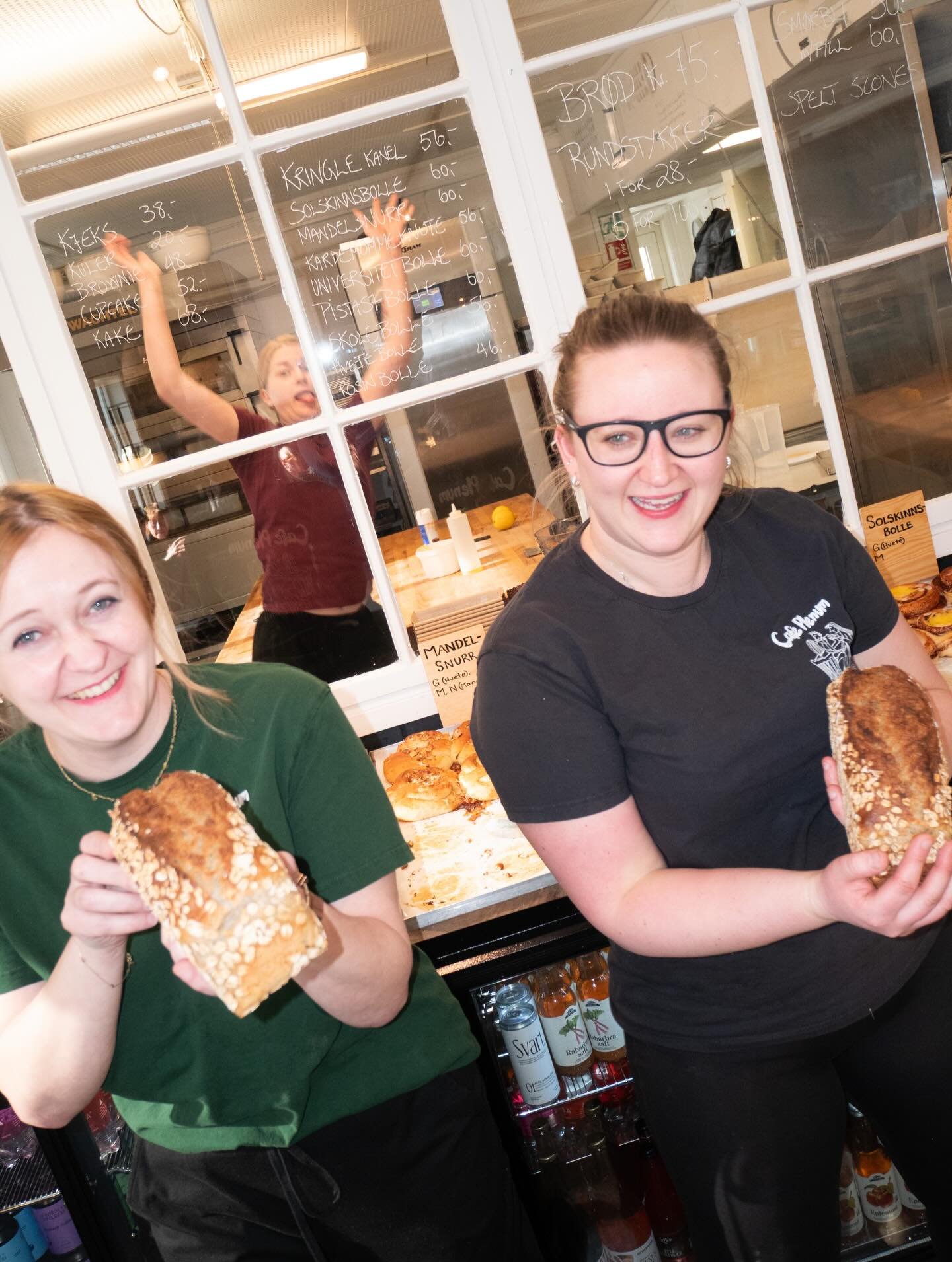 Vi er stolte av &aring; bake br&oslash;d 7 dager i uka til lokale frokostbord og matpakker! Fremover poster vi litt om de forskjellige br&oslash;dene vi lager samt en liten introduksjon til noen av v&aring;re ansatte i samme slengen - for vi er like 