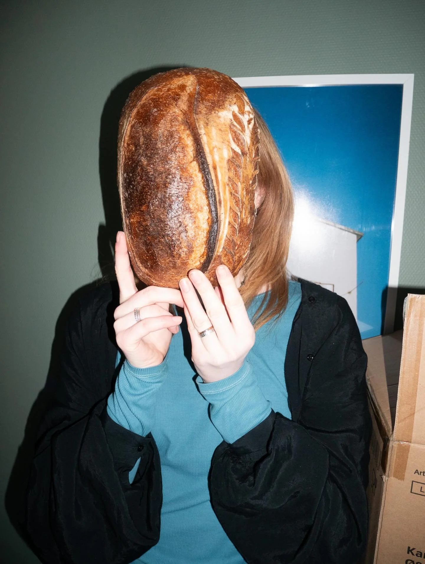 Vi er stolte av &aring; bake br&oslash;d 7 dager i uka til lokale frokostbord og matpakker! Fremover poster vi litt om de forskjellige br&oslash;dene vi lager samt en liten introduksjon til noen av v&aring;re ansatte i samme slengen - for vi er like 