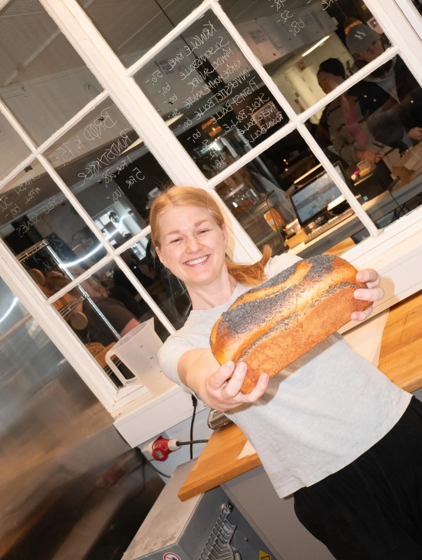 Vi er stolte av &aring; bake br&oslash;d 7 dager i uka til lokale frokostbord og matpakker! I det siste har vi postet vi litt om de forskjellige br&oslash;dene vi lager samt en liten introduksjon til noen av v&aring;re ansatte i samme slengen - for v