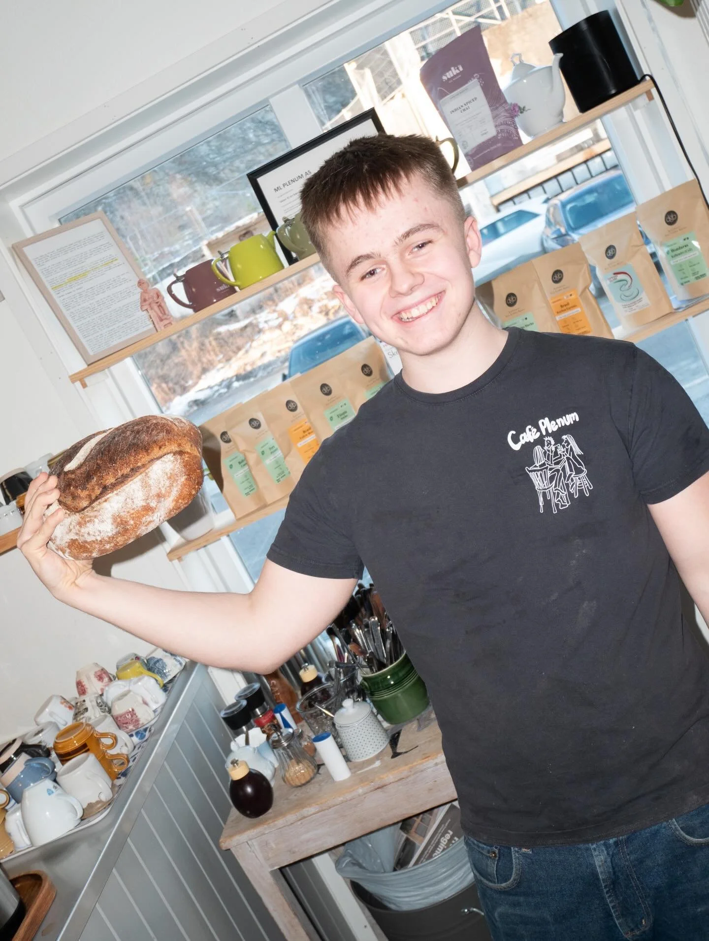 Vi er stolte av &aring; bake br&oslash;d 7 dager i uka til lokale frokostbord og matpakker! Fremover poster vi litt om de forskjellige br&oslash;dene vi lager samt en liten introduksjon til noen av v&aring;re ansatte i samme slengen - for vi er like 