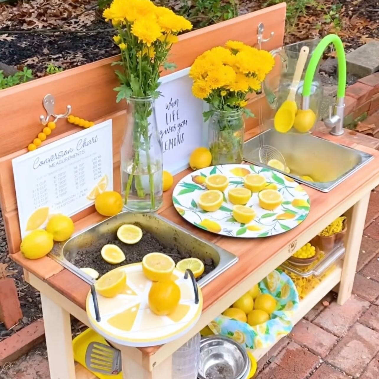 Check out this epic lemonade stand setup created by @livethescottcottage!! Wow!! 

📸 @livethescottcottage