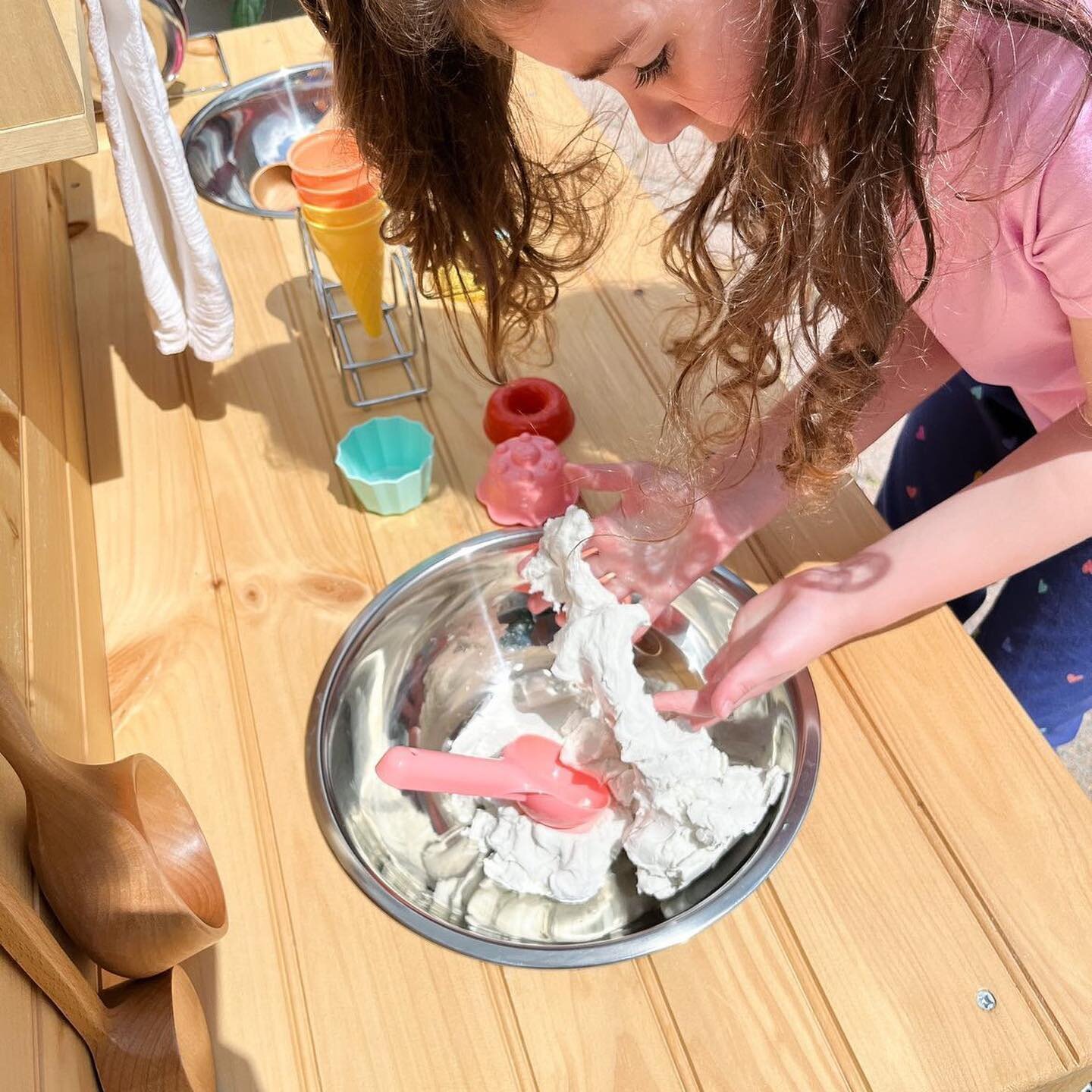 🍦Mud Kitchen Ice Cream Fun! 🍦

Check out this super fun activity @madetoplaycreations s h a r e d with us!! I&rsquo;m totally craving ice cream now! 

📸 @madetoplaycreations