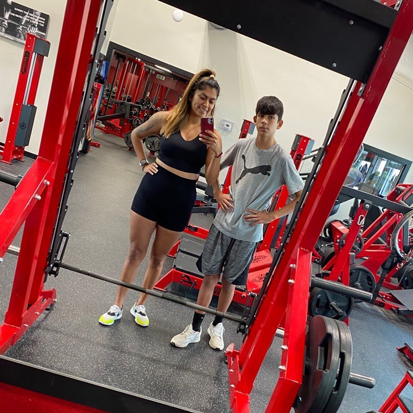 Working out with my brother 😂 las envidiosas van a decir que es mi hijo 😆😆 teaching them to stay healthy and work hard like mom! 💪🏼 #fitmom #momof4 #strongmomsttongson #realestatelife
