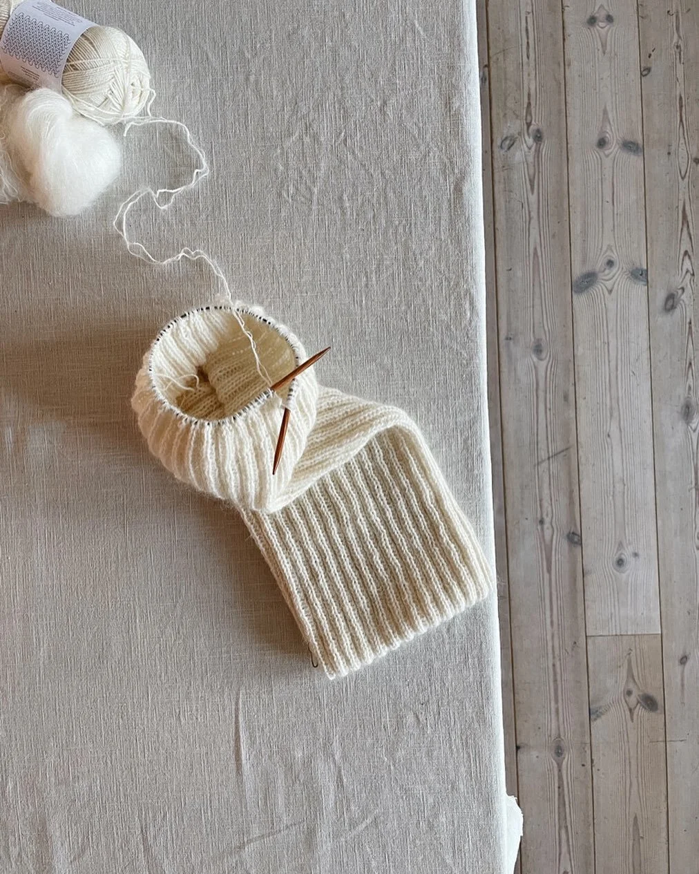 Gleder meg til frihelg og mer strikketid s&aring; jeg kan fortsette p&aring; denne myke herligheten 🐚

Teststrikk #kamskjellskjerf designet av flinkeste @strikkekaffe - oppskriften er allerede ute!