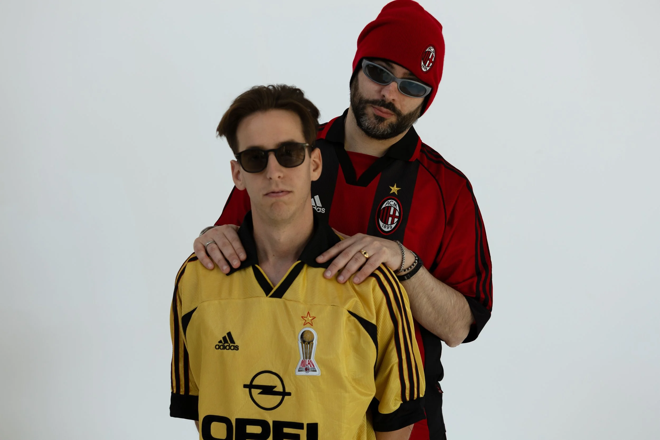 Davide Moro e Corrado Schiavon posano per la copertina del loro podcast Respiro Milan