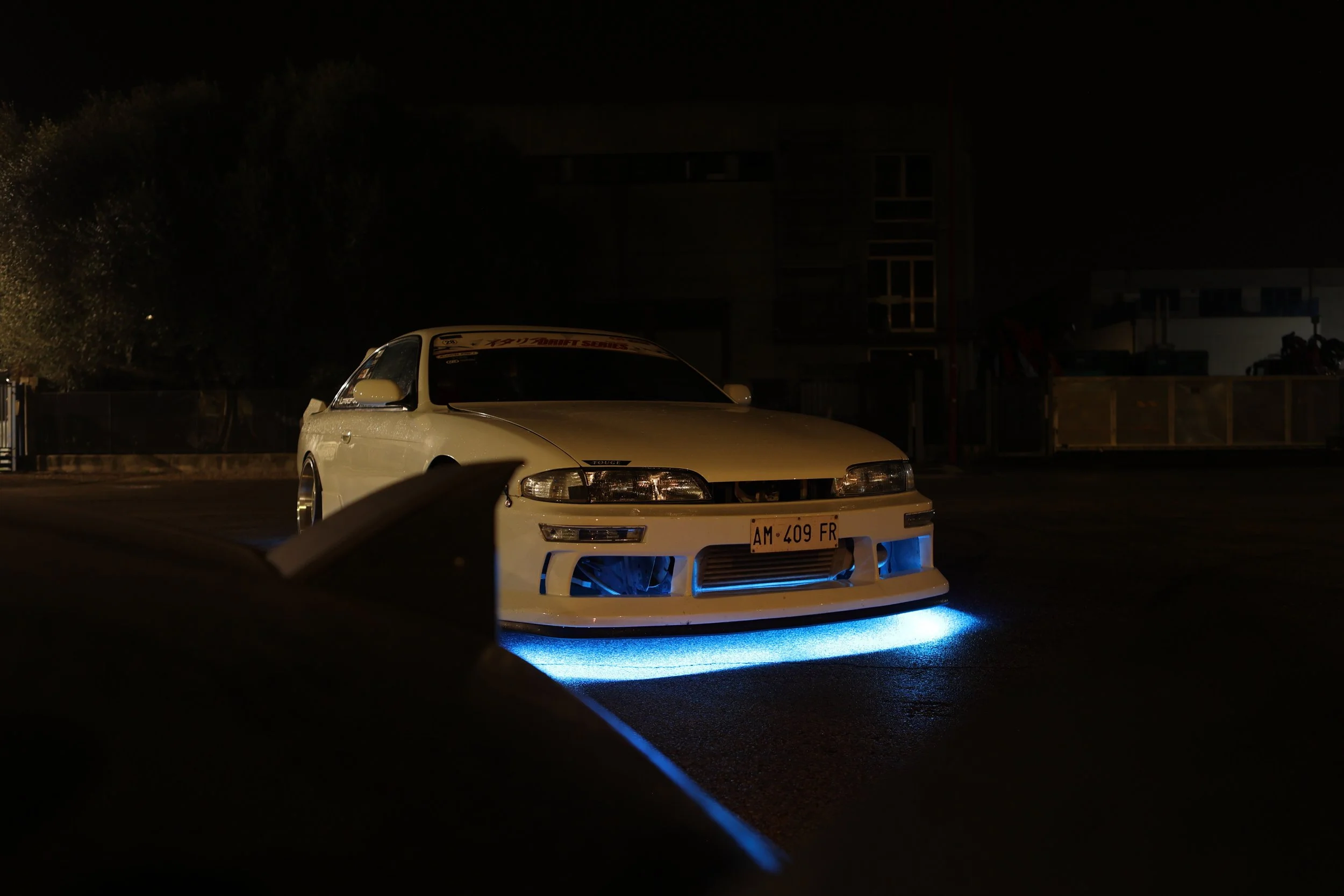 Nissan Silvia bianca con illuminazione neon blu, kit estetico