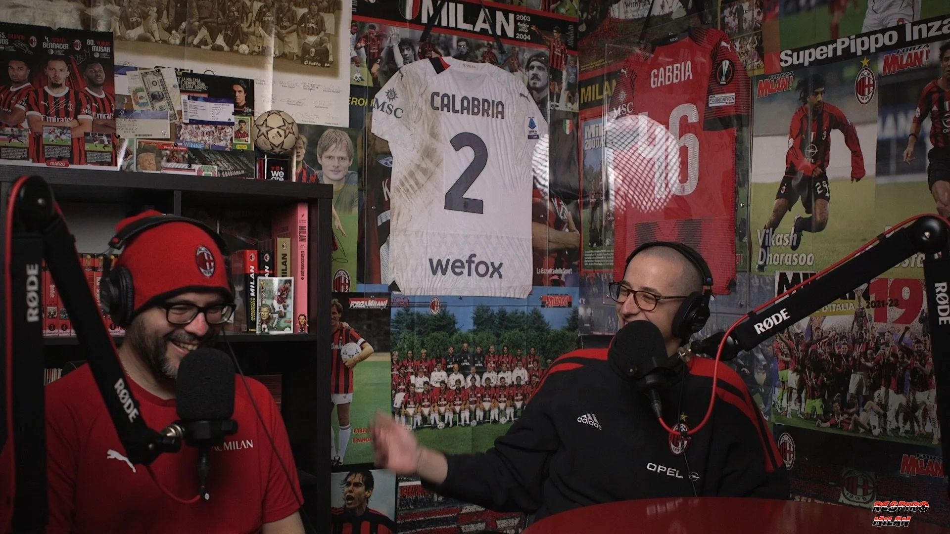 Davide Moro e Corrado Schiavon all'interno dello studio di registrazione del podcast Respiro Milan poster e memorabilia dell'AC Milan microfoni Rode Podmic