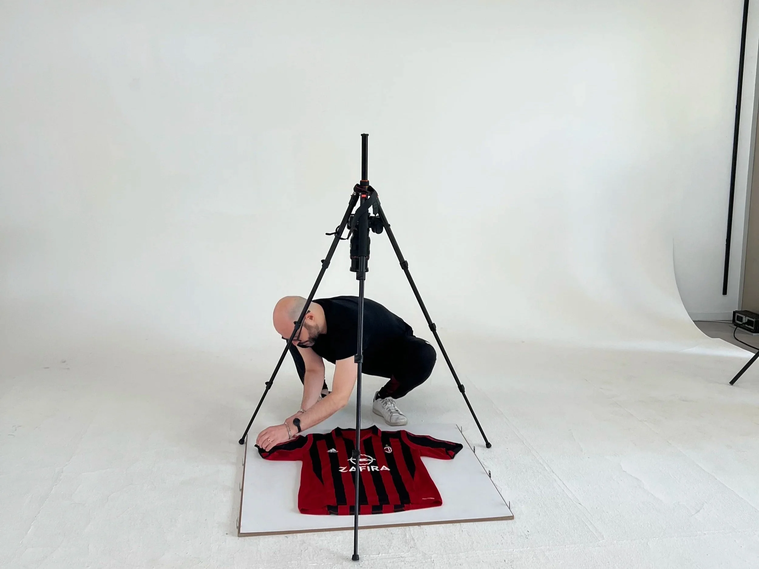 Corrado Schiavon durante lo shooting fotografico della collezione di maglie del podcast Respiro Milan