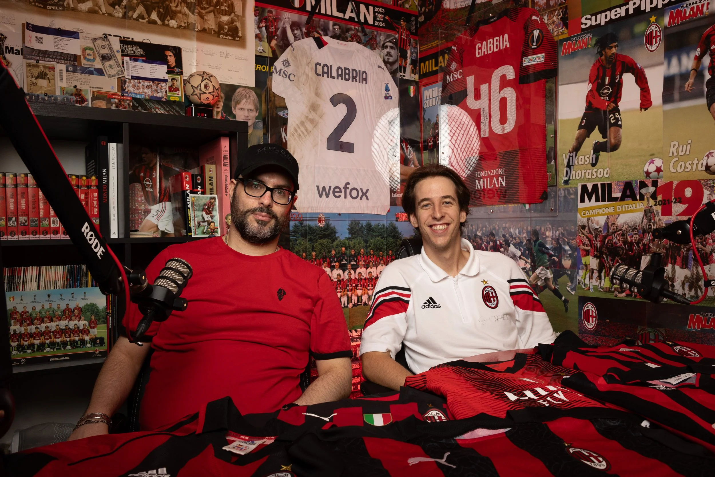 Davide Moro e Corrado Schiavon all'interno dello studio di registrazione del podcast Respiro Milan poster e memorabilia dell'AC Milan.