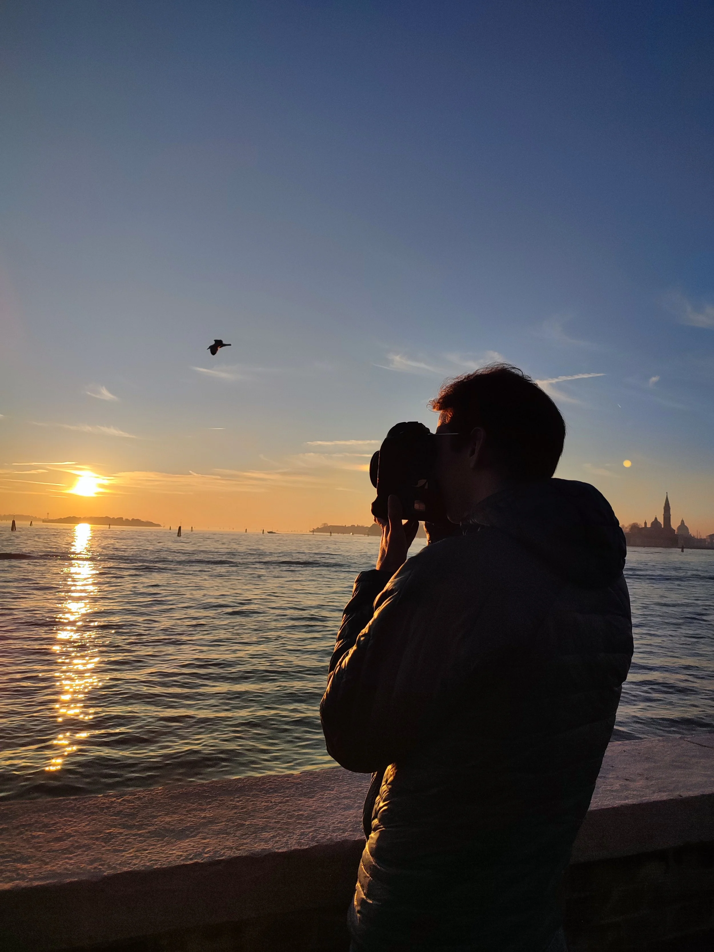 Davide Moro che scatta una foto al tramonto a Venezia