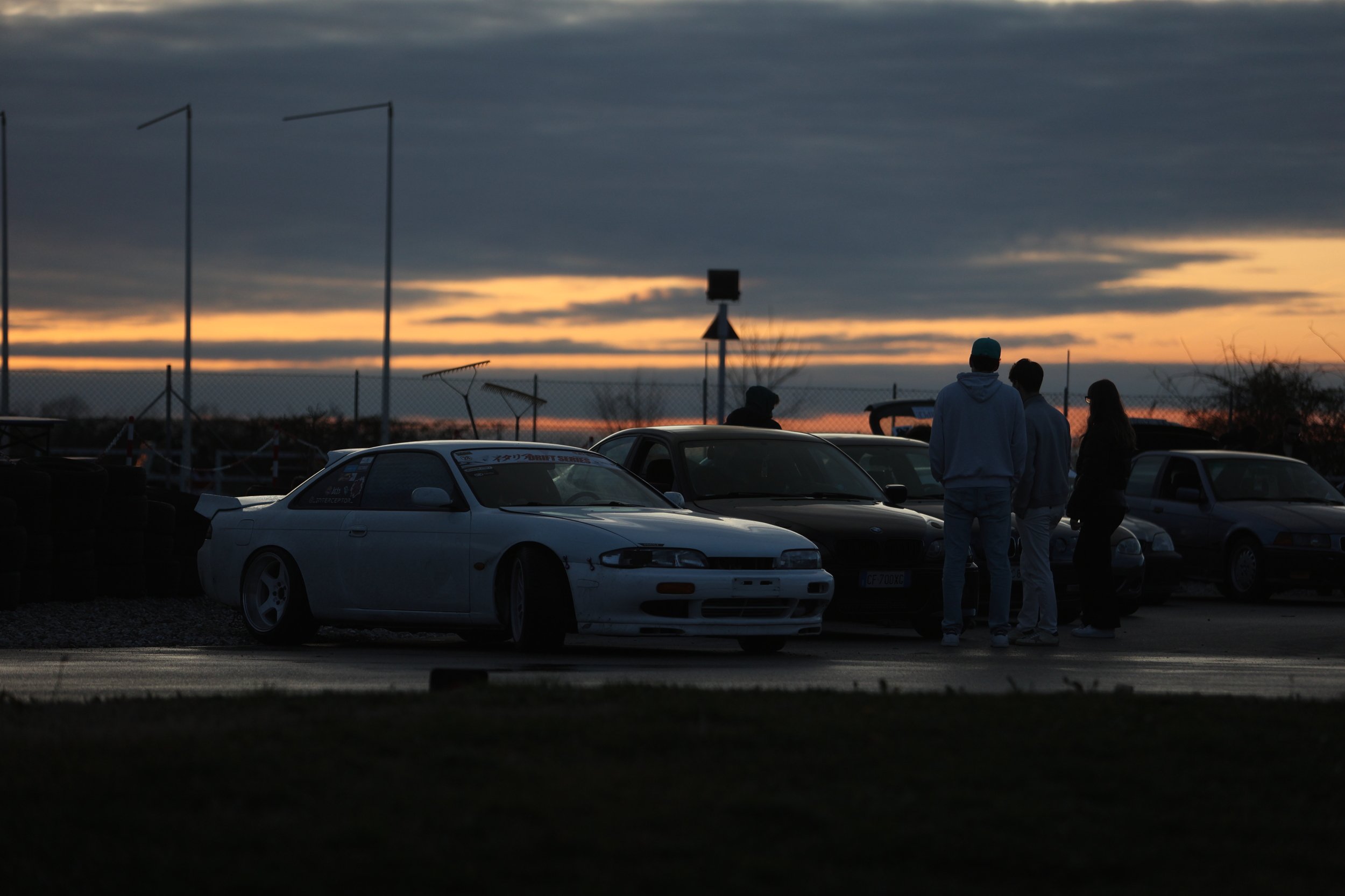 Gruppo di fan intenti ad osservare la Nissan Silvia di Matteo Nicotra presso il circuito Vieffe Drifting presso Mariano del Friuli