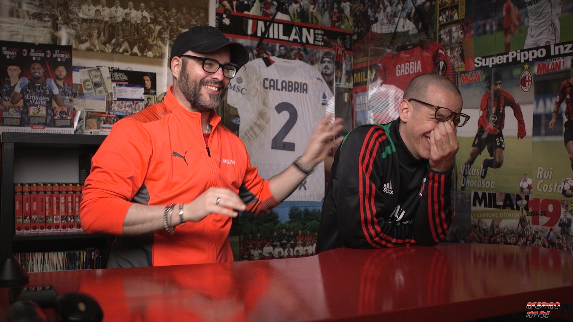 Davide Moro e Corrado Schiavon all'interno dello studio di registrazione del podcast Respiro Milan poster e memorabilia dell'AC Milan.