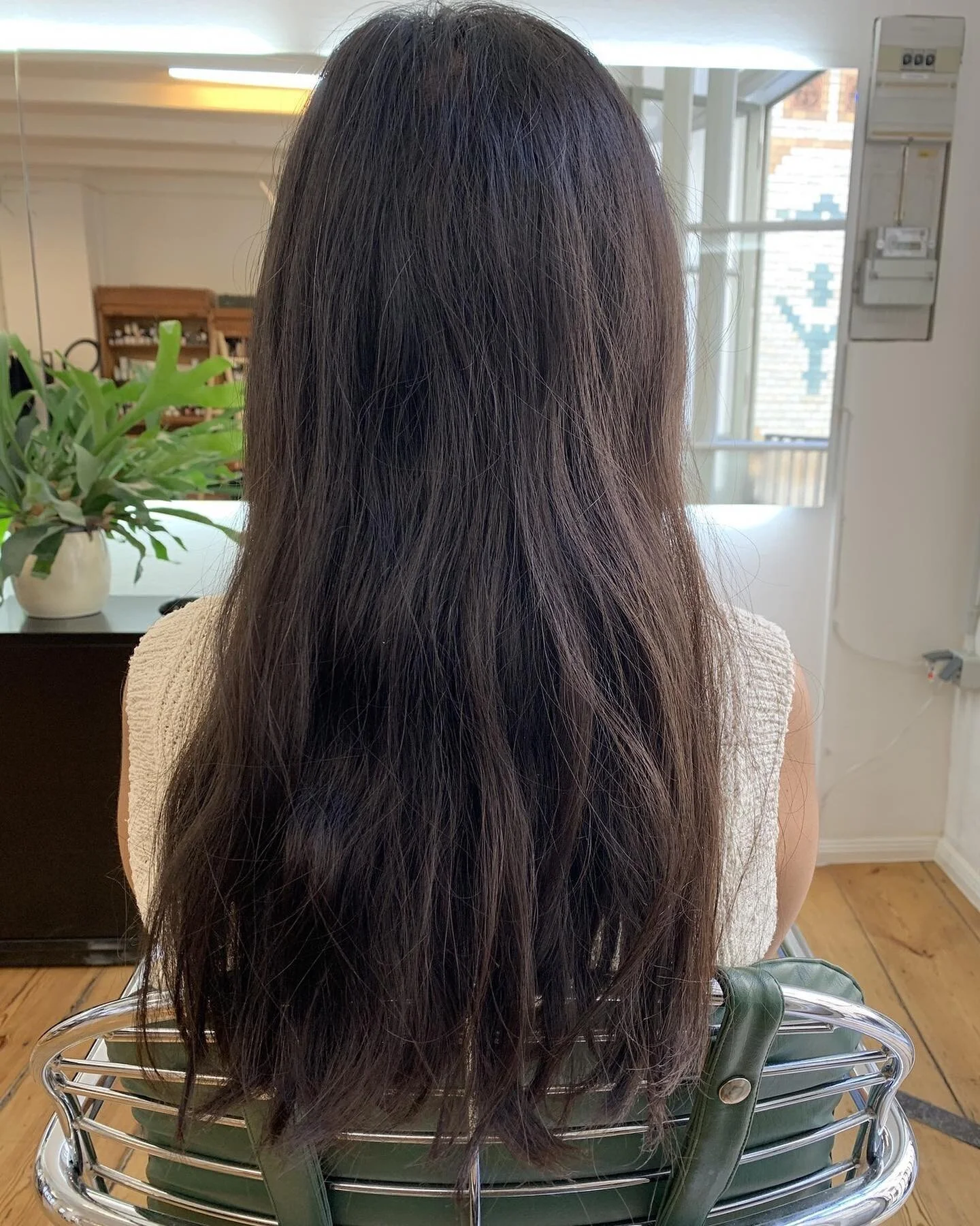 Vorher/Nachher

Na, wer traut sich, in den Sommer-Modus zu gehen? Die langen Haare hat @lisa_zeitler_ in einen sommerlich-klassischen Bob verwandelt, der edel aussieht und pflegeleicht zugleich ist. Wer ist dabei, bei einer kleinen Typver&auml;nderun