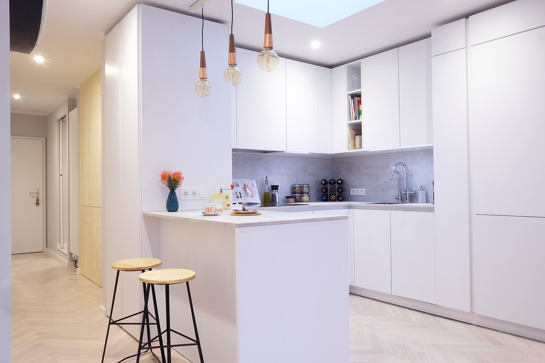 Hausburgstr. 13 Berlin - Renovierung der gesamten Wohnung und Küche in weiß matt lackiert mit Rücken und Antibes Arbeitsplatte.