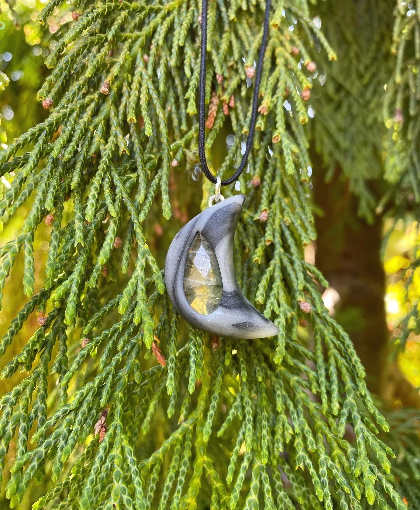 Moon Magic Black Marble setting with Labradorite Center