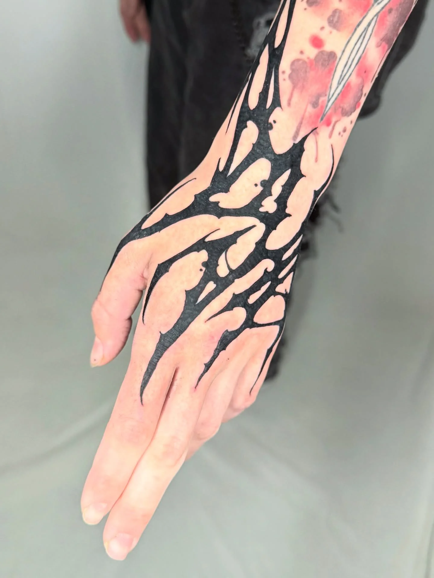 Freehand abstract for Kierian, I had so much fun doing this one and would absolutely adore doing more in this style! We kept this one simple to make sure it didn&rsquo;t overtake the prior work (not by me) but I got some pretty dynamic ones in the wo