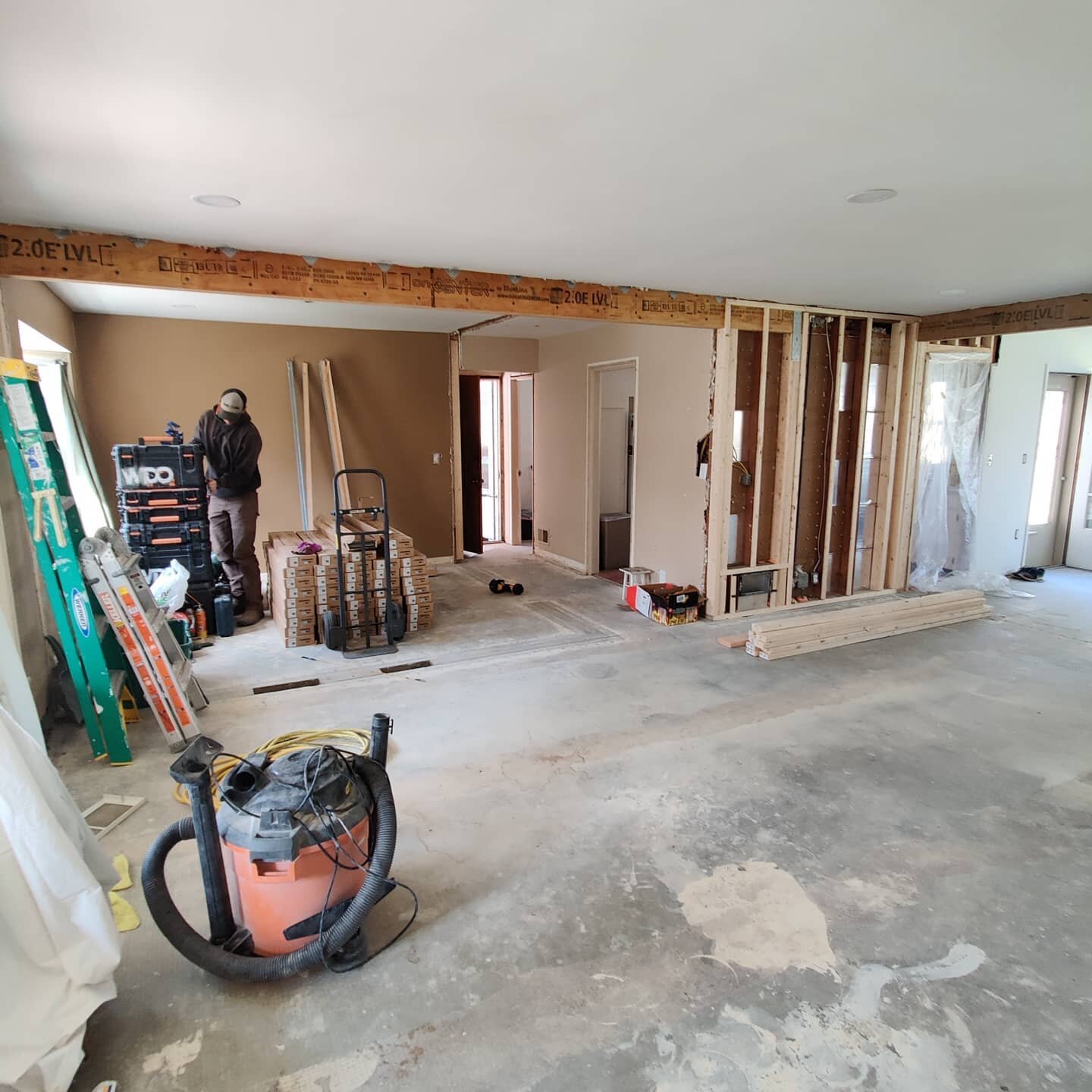 Update on our midtown project;

Framing inspection approved...totally ready to get this one closed up!!! 🤙👏

Flooring arrived and we're having a go at designing and finalizing the fireplace makeover 😔 We need ideas! @stevenollette we'd love to see