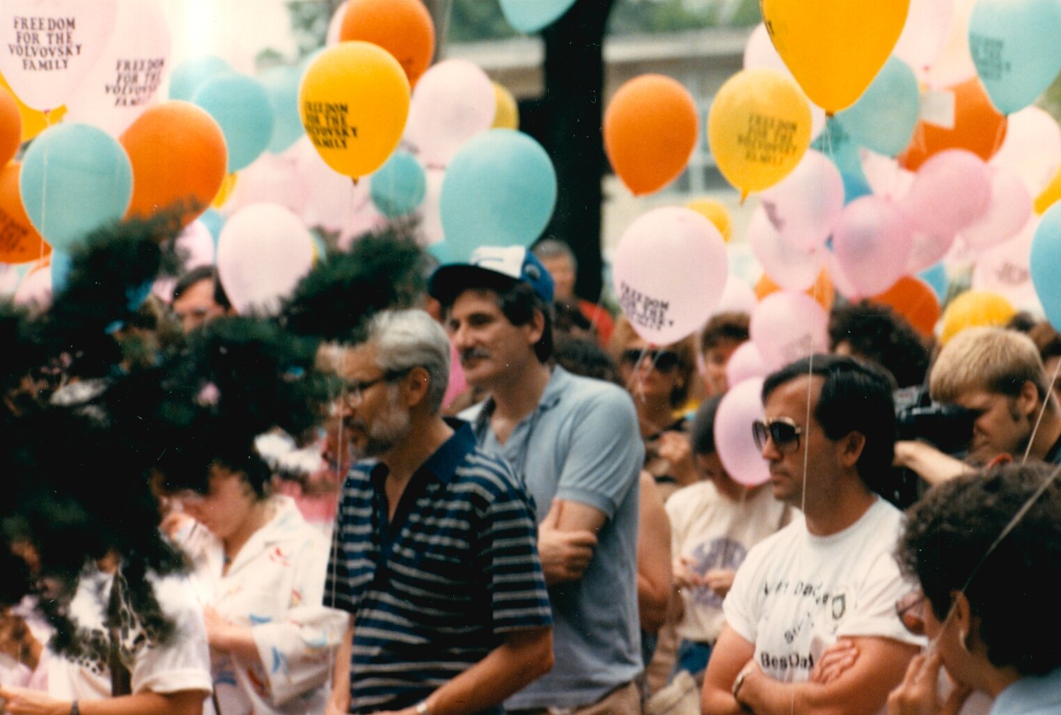 The author's brother, Chip Braun, at Chicago Action for Soviet Jewry's "Volvovsky Day" in Highland Park, Illinois. Hundreds helium balloons were released carrying the message "Freedom for the Volvovsky family."
