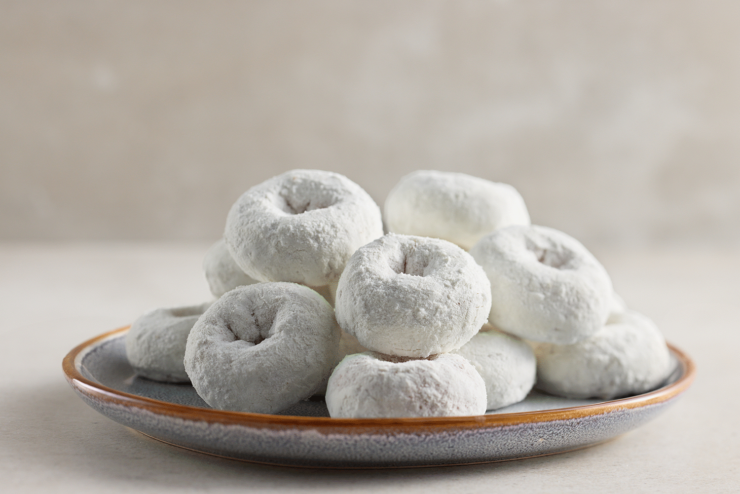 CarolinaFoods_GemDonut_PowderedSugar_NoBite_Hero.gif