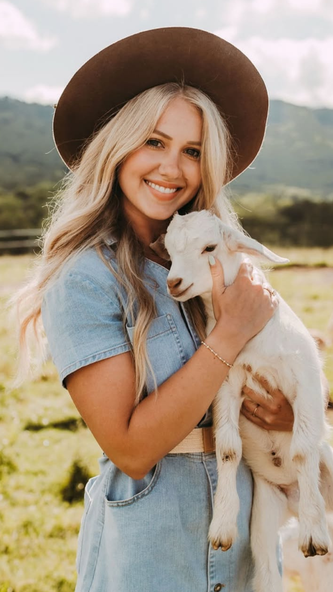 Lauren - Homestead + Farm Life Influencer.png