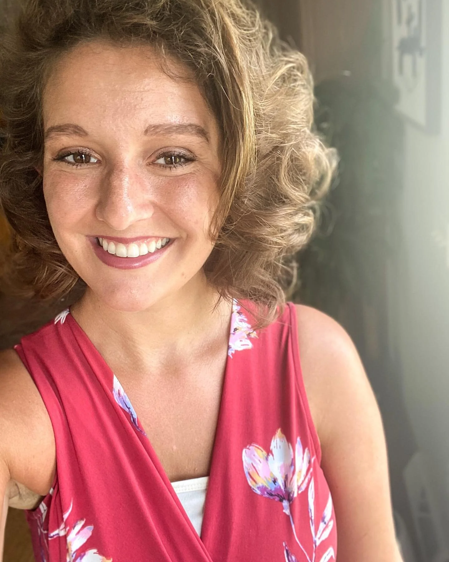 After 4 weeks of living in painting clothes, having my hair pulled back into little grease buns and scaring small children, it was time to bust out the hot curlers again. 👩&zwj;🦱💃 Fells good to feel like a lady again. 💫
.
.
.
#donnareed #hotcurle