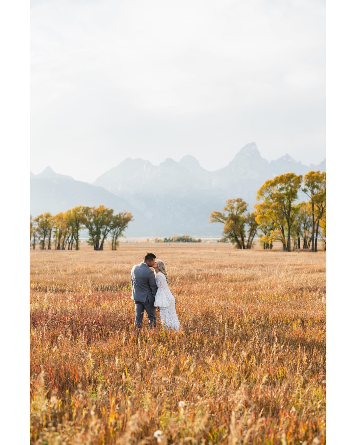 September is the best. Congrats Blake and Mikayla! 🍁🍂🏔️ &bull;
&bull;
&bull;
#jacksonhole
#jacksonholewedding
#jacksonholeweddingphotographer
#jacksonholeweddingphotography
#jacksonholephotographer
#tetonwedding
#grandtetonwedding
#wyomingwedding
