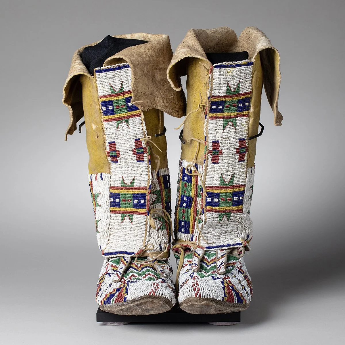 Sioux-Hi-Top-Moccasins-Beadwork-Quillwork-Native-American-Art-Blackburn-5.jpg