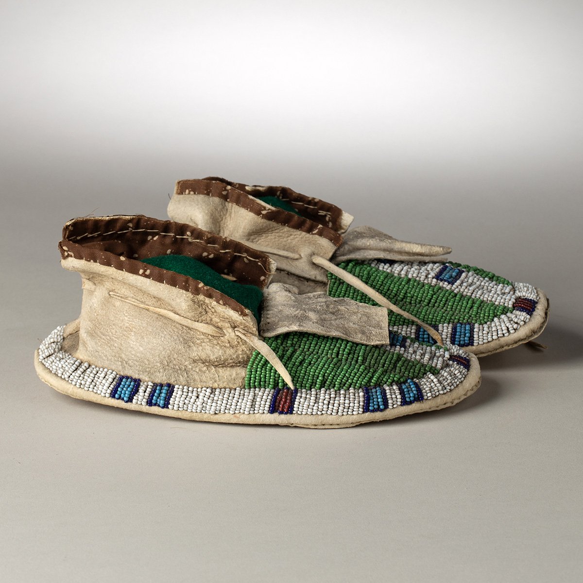 2611-Arapaho-Childs-Moccasins-Art-Blackburn-6.jpg