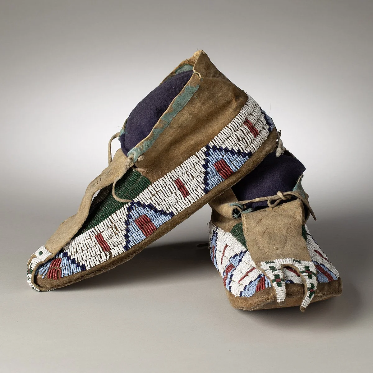 2599-Lakota-Sioux-Moccasins-Art-Blackburn-1.jpg