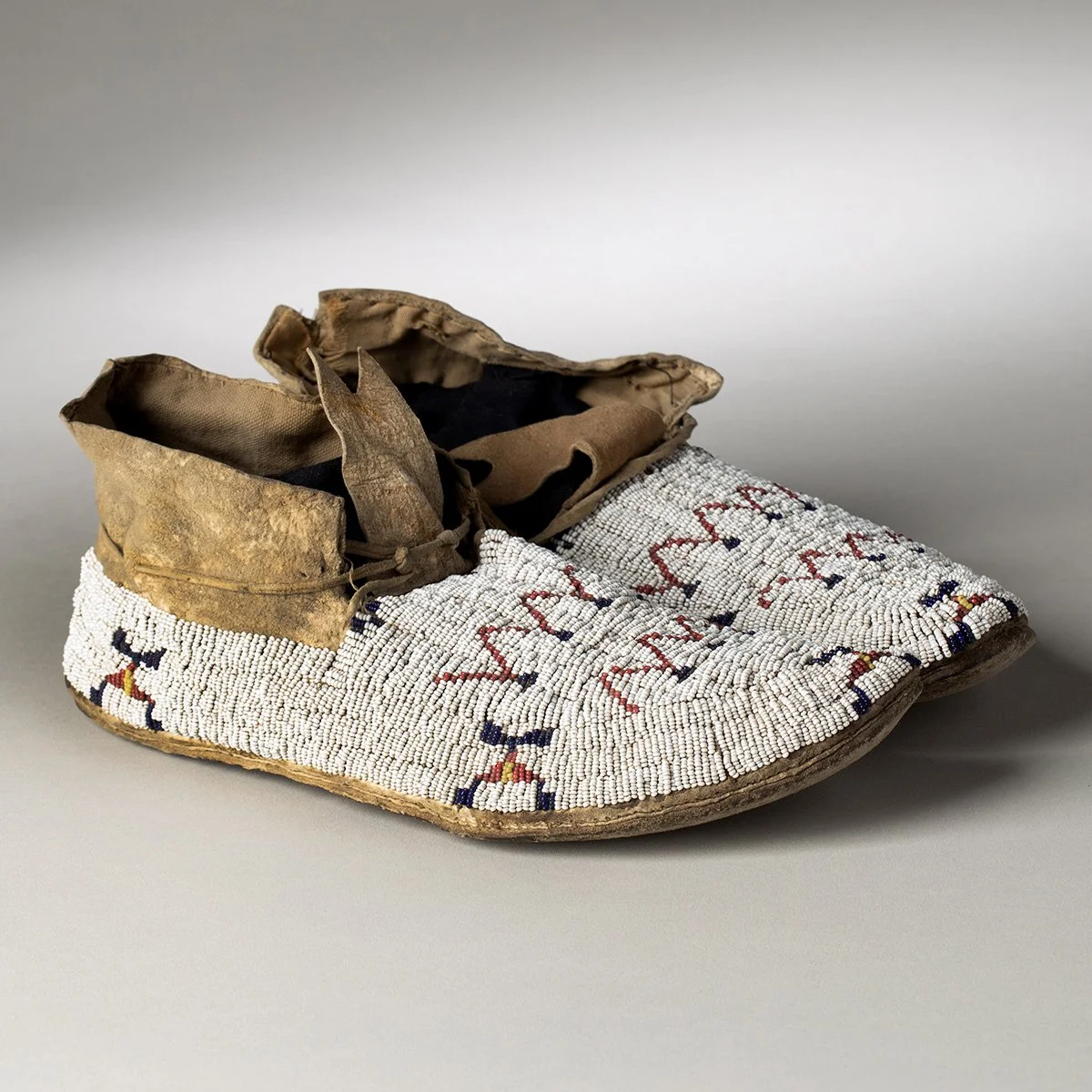 2518-Sioux-Moccasins-Beadwork-Quillwork-Native-American-Art-Blackburn-4.jpg