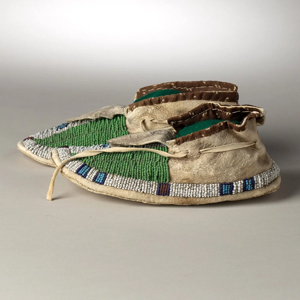 2611-Arapaho-Childs-Moccasins-Art-Blackburn-4.jpg