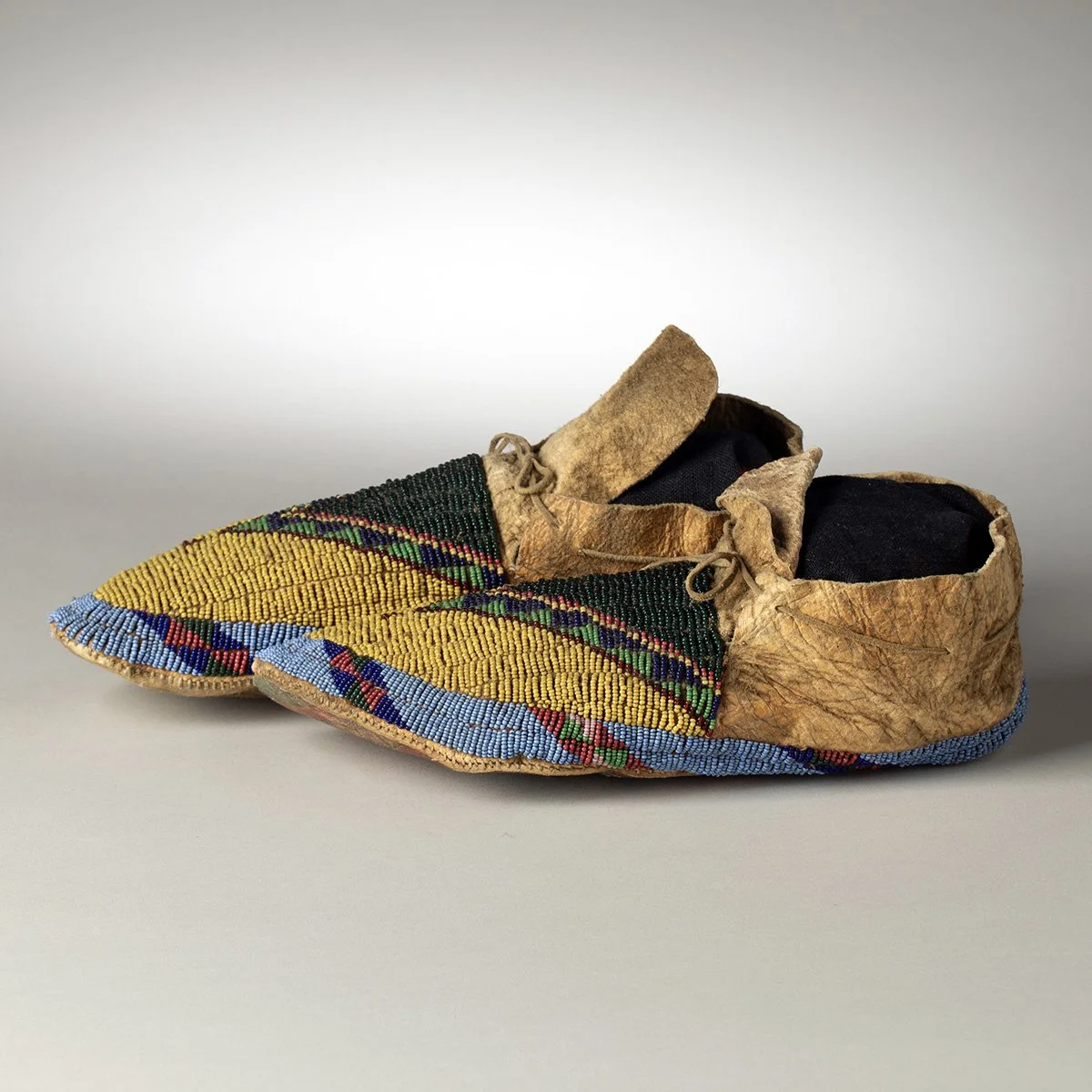 2606-Early-Greasy-Yellow-Cheyenne-Moccasins-Art-Blackburn-4.jpg
