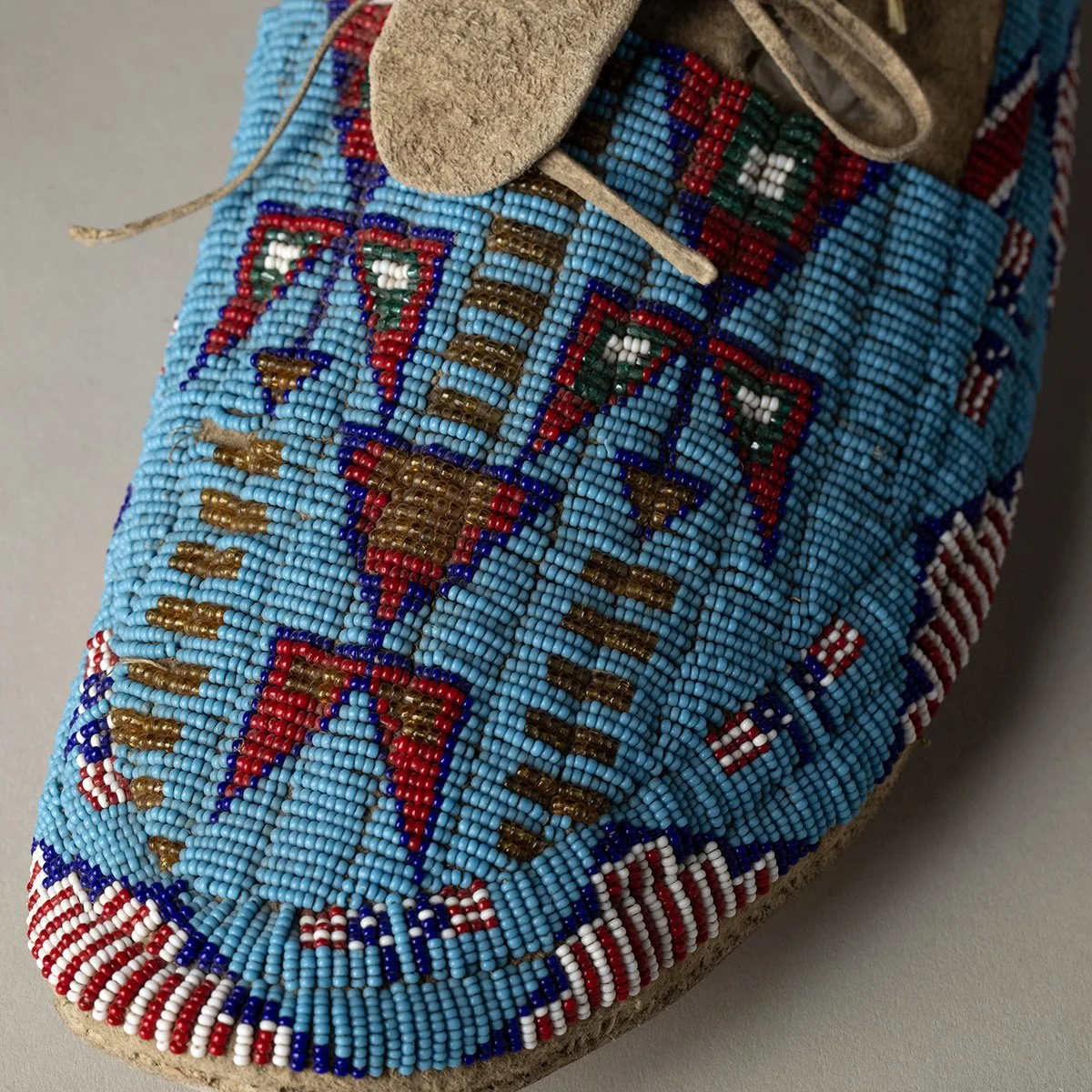 2601-Fine-Flag-Cheyenne-Moccasins-Art-Blackburn-2.jpg
