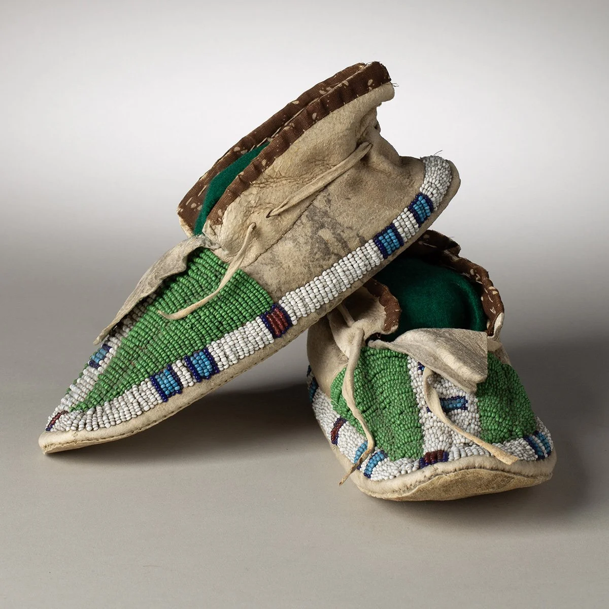 2611-Arapaho-Childs-Moccasins-Art-Blackburn-1.jpg